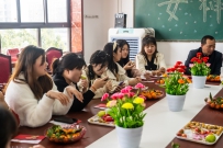 重庆渝西艺术学校工会为女教师庆祝“三八节”