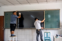 渝西艺校新增交互式智能平板显示器（电子黑板）